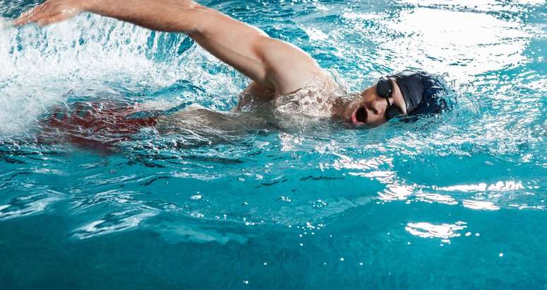 Como melhorar a braçada na natação treinando dentro da água