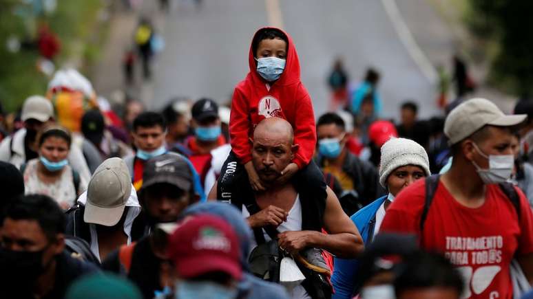 Las autoridades informaron que unas 6.000 personas conforman esta caravana de migrantes.