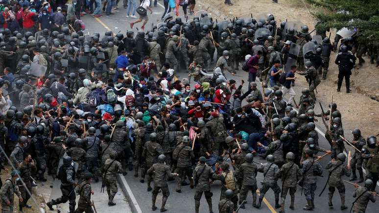 Os migrantes tentaram romper o muro humano formado pelas forças de segurança da Guatemala