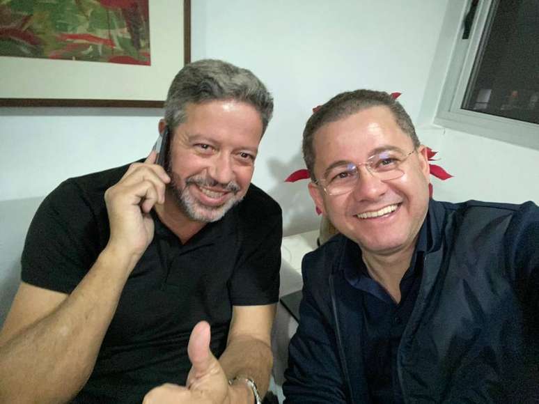 Cezinha da Madureira (PSD-SP) ao lado de Arthur Lira (PP-AL); deputado declarou apoio ao candidato do Planalto.