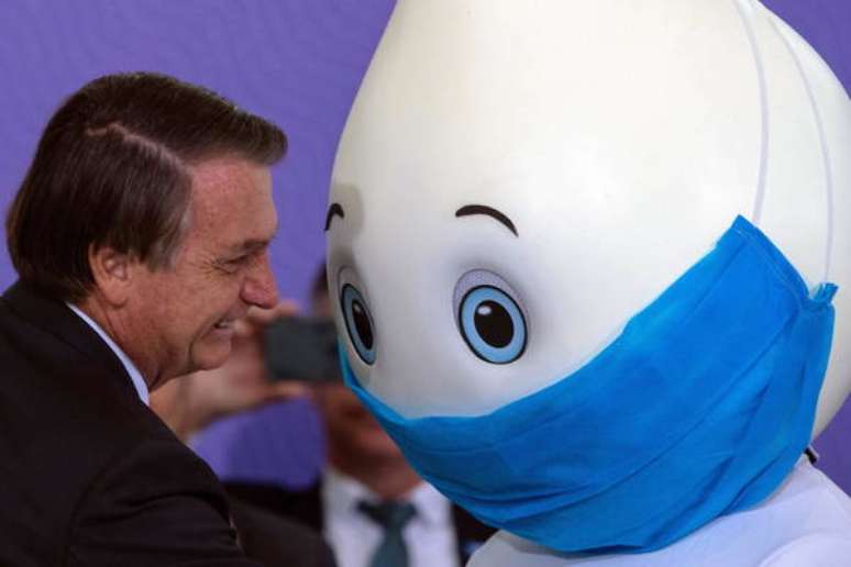Presidente Bolsonaro com o 'Zé Gotinha', em 16 de dezembro de 2020