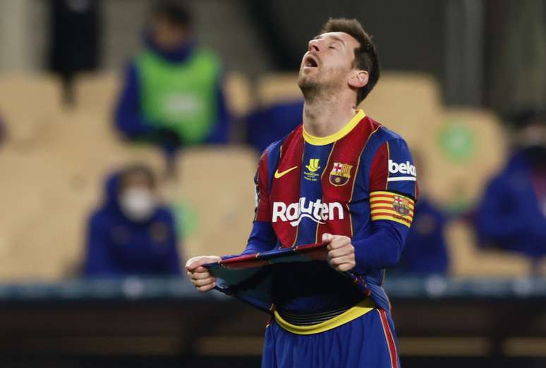 Messi foi expulso pela primeira vez na carreira pelo Barcelona na final da Supercopa da Espanha