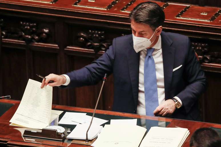 Primeiro-ministro da Itália, Giuseppe Conte, na câmara baixa do Parlamento italiano em Roma
18/01/2021 Alessandra Tarantino/Pool via REUTERS