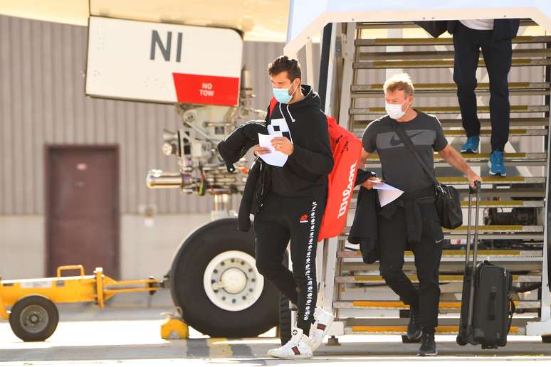 Tenistas e autoridades desembarcam em Melbourne para o Aberto da Austrália 
14/01/2021
AAP Image/James Ross via REUTERS