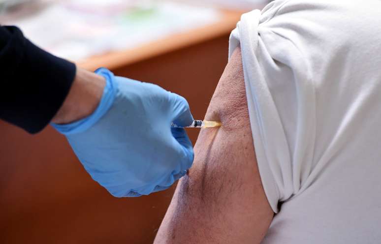 Pessoas recebem dose da vacina contra o coronavírus na Itália