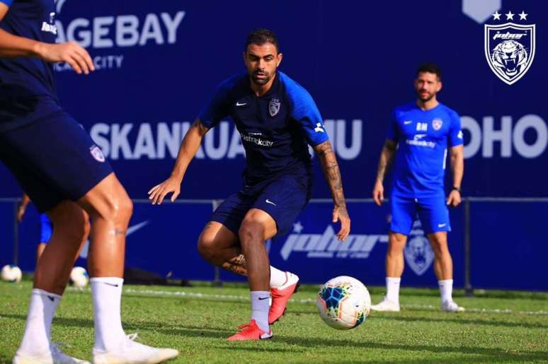 Mauricio em treino do Johor, da Malásia (Foto: Divulgação / Johor)