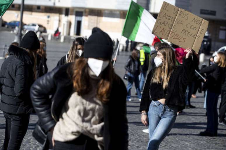 Estudantes protestam em Roma contra fechamento de escolas na Itália