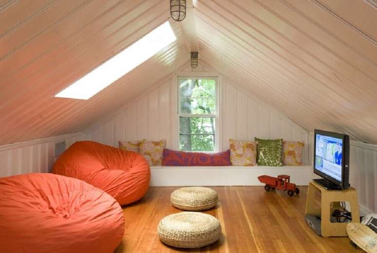 5. Para a sala de TV nada melhor que um puff fof&atilde;o colorido &ndash; Foto: Pinterest