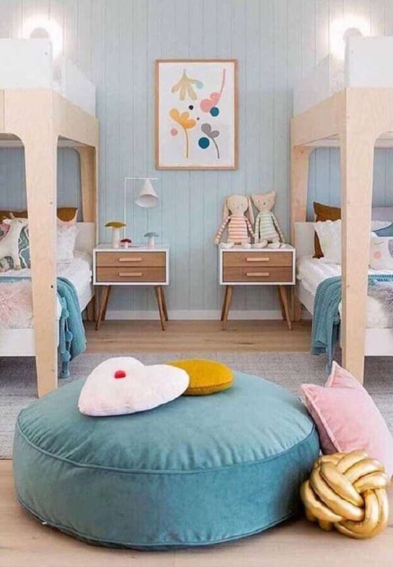18. Puff redondo colorido para decoração de quarto infantil – Foto: Jeito de Casa