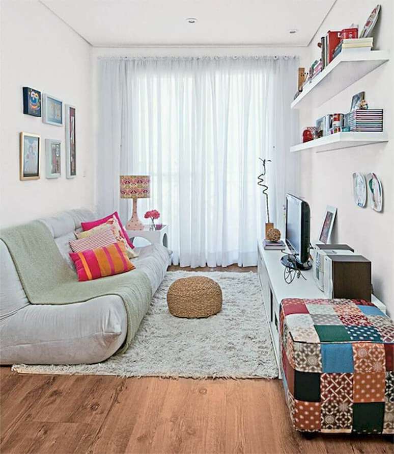 20. Invista no puff colorido para dar um up na sua decora&ccedil;&atilde;o de sala simples &ndash; Foto: Ideias Decor