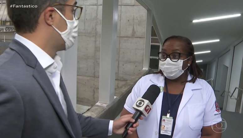 A enfermeira Monica Calazans em entrevista ao repórter Bruno Tavares no ‘Fantástico’: visibilidade imensurável no Brasil e exterior