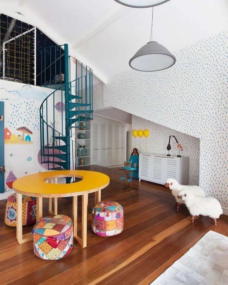 21. Espaço infantil decorado com puff redondo colorido para mesa amarela – Foto: Na Toca