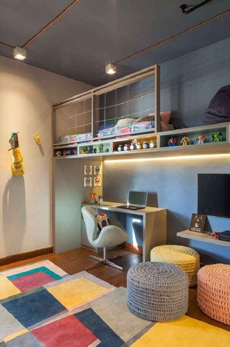 22. Decoração de home office com tapete e puff redondo colorido – Foto: Casa de Valentina