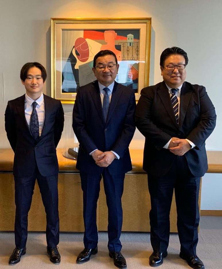 Yuki Tsunoda, Takahiro Hachigo (CEO da Honda) e Seiji Kuraishi (COO da Honda).