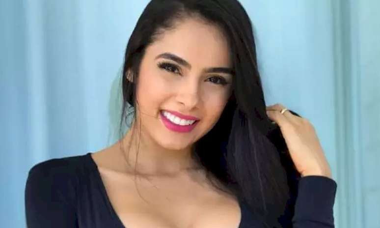 Juliana Caetano Sensualiza Nos Stories Lavando Carro Com Short Minúsculo