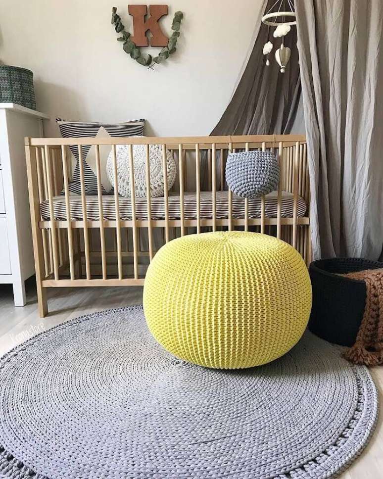 26. Puff colorido amarelo para decoração de quarto de bebê cinza com berço de madeira – Foto: Krona Store