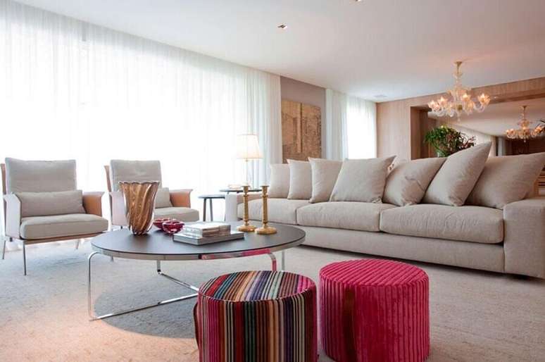 32. Puff colorido para sala de estar decorada em cores claras e neutras – Foto: Renata Florenzano