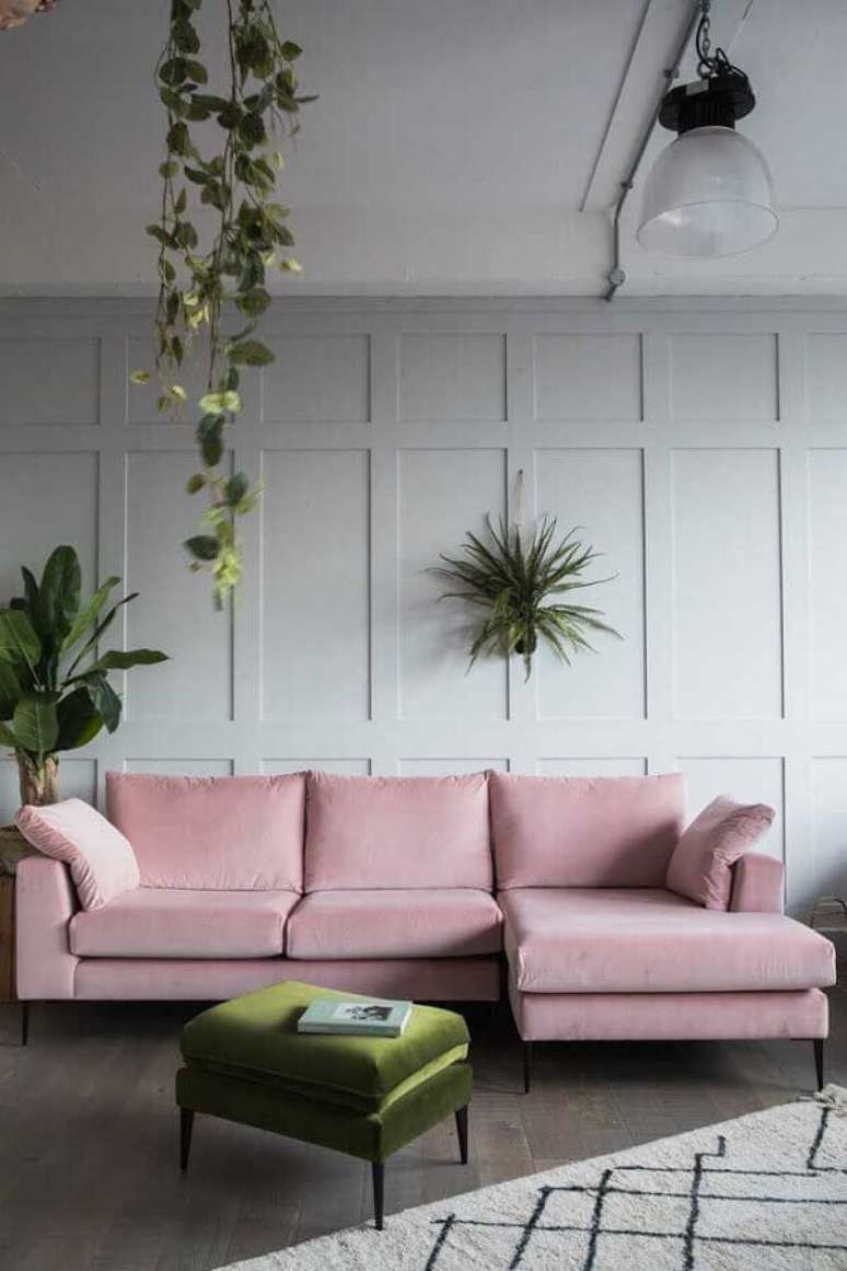 39. Puff colorido verde para sala cinza decorada com vasos de plantas e sofá rosa com chaise – Foto: Pinterest