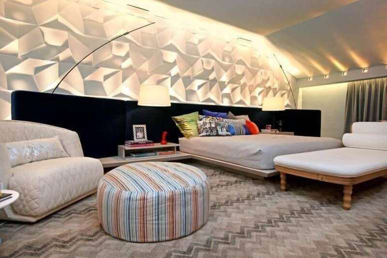 46. Revestimento 3D e puff colorido listrado para decora&ccedil;&atilde;o de quarto &ndash; Foto: Jeito de Casa