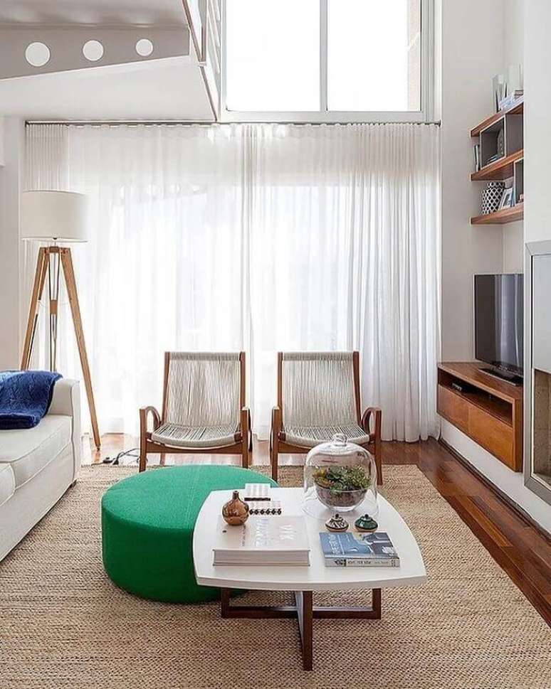 47. Puff redondo colorido para sala de estar decorada em cores claras – Foto: Casa 2 Arquitetos