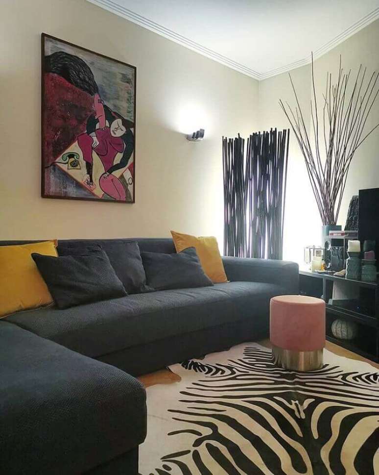 50. Puff redondo colorido cor de roas para decoração de sala com tapete zebrado – Foto: Gonçalo Chen Interiores