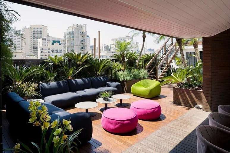 56. Decora&ccedil;&atilde;o de varanda ampla com puff fof&atilde;o colorido &ndash; Foto: DB Arquitetos