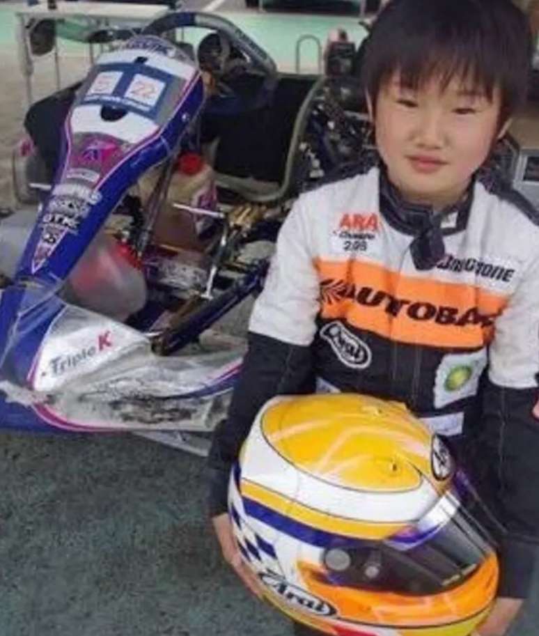 Yuki quando era criança, no kart.