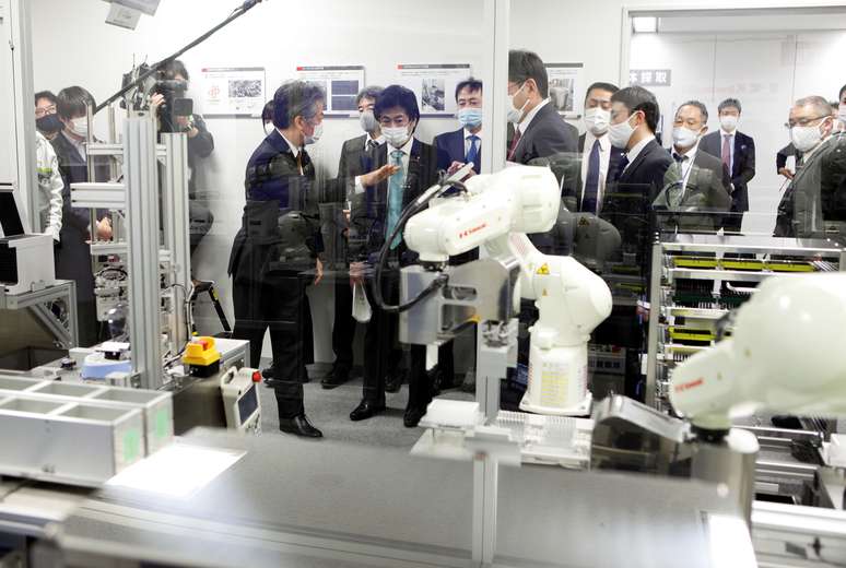Ministro da Saúde do Japão, Norihisa Tamura, visita centro de robótica da Kawasaki Heavy Industries, em Tóquio
19/01/2021
REUTERS/Akira Tomoshige