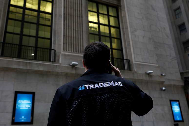 Operador Frank Masiello do lado de fora da Bolsa de Nova York. REUTERS/Brendan McDermid