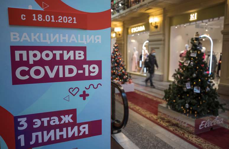 Cartaz com informação sobre centro de vacinação contra Covid-19 em Moscou
18/01/2021
REUTERS/Shamil Zhumatov