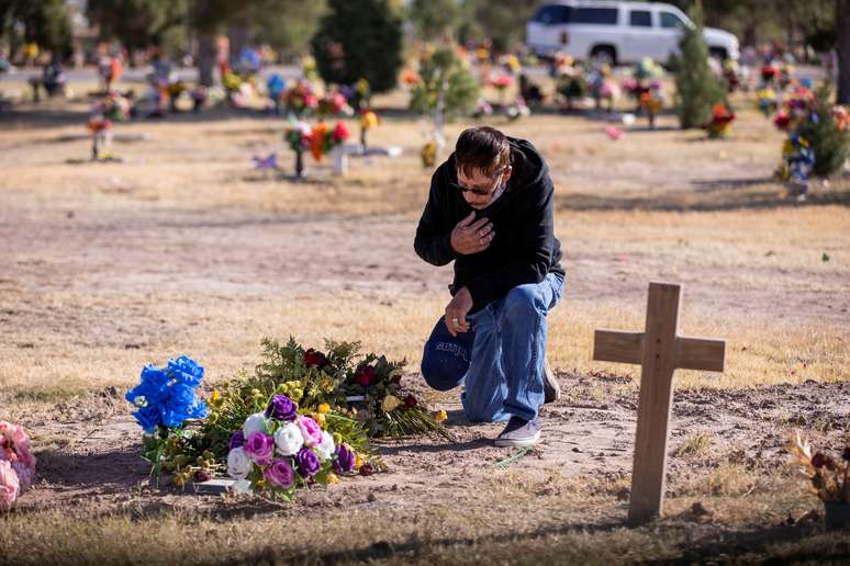 Homem presta homenagem ao filho, vitimado pela Covid-19, em cemitério em El Paso, Texas (EUA) 
25/11/2020
REUTERS/Ivan Pierre Aguirre