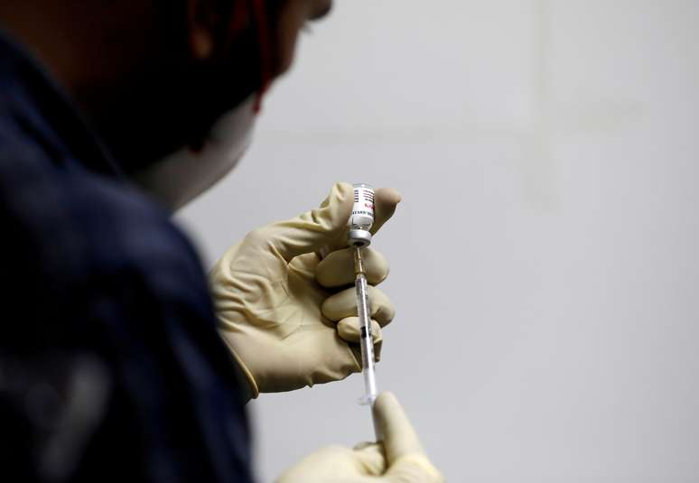 Médico com dose da Covaxin em Ahmedabad, na Índia
26/11/2020
REUTERS/Amit Dave