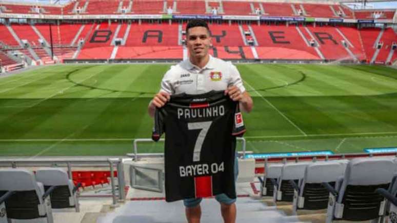 Paulinho quando foi vendido ao Leverkusen (Foto: Reprodução / Twitter)