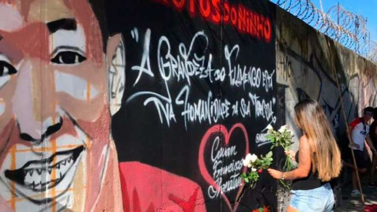 Garotos do Ninho foram homenageados com mural grafitado próximo ao Maracanã (Foto: Matheus Dantas)