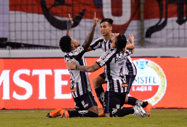 Santos usou o uniforme listrado na vitória sobre a LDU, em Quito, na atual edição da Libertadores (Foto: AFP)
