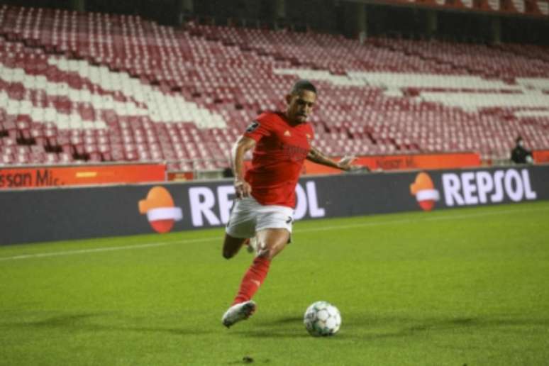 Gilberto em ação pelo Benfica (Foto: Divulgação/Site oficial do Benfica)