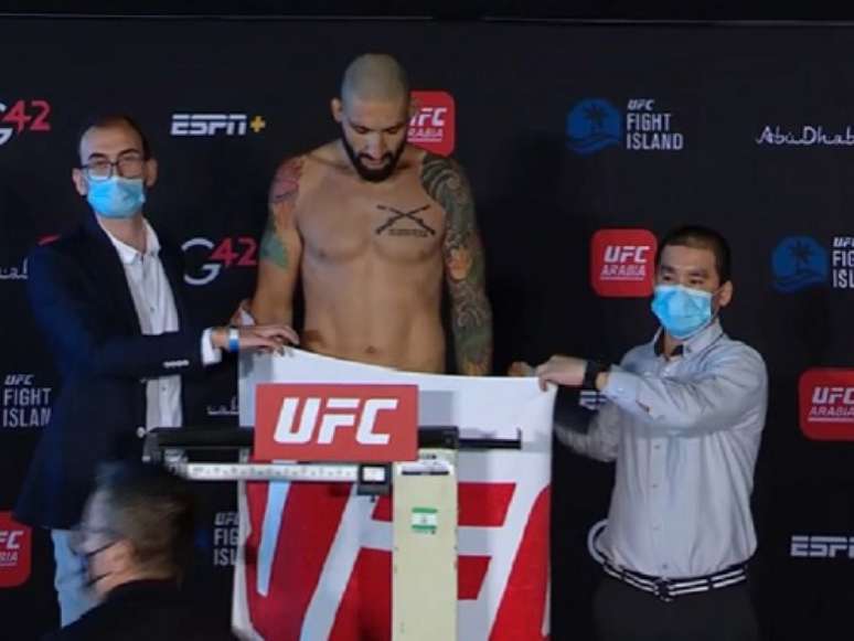 Vinícius precisou tirar toda a roupa para bater o peso da divisão dos meio-pesados (Foto: Reprodução/YouTube/UFC)