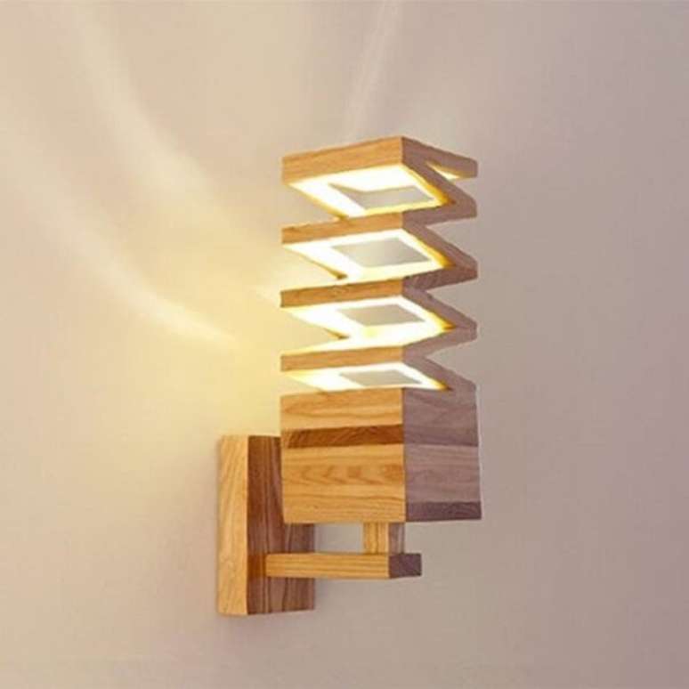 19. A arandela de parede de madeira pode favorecer a iluminação de diferentes cômodos da casa. Fonte: Pinterest