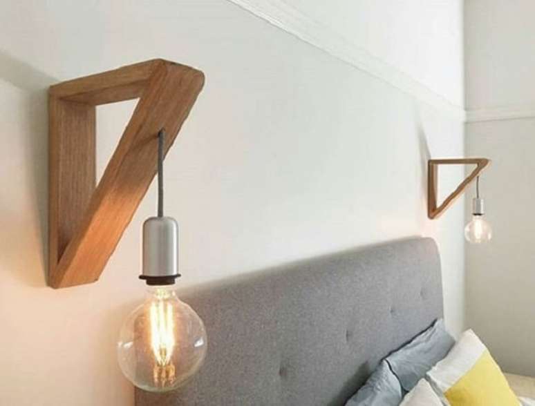 5. A cabeceira da cama também pode ser iluminada com a arandela de madeira. Fonte: Heatherly Design