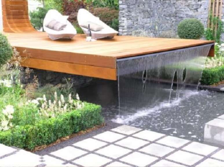 64- A cascata para piscina &eacute; embutida no deck suspenso. Fonte: Pinterest