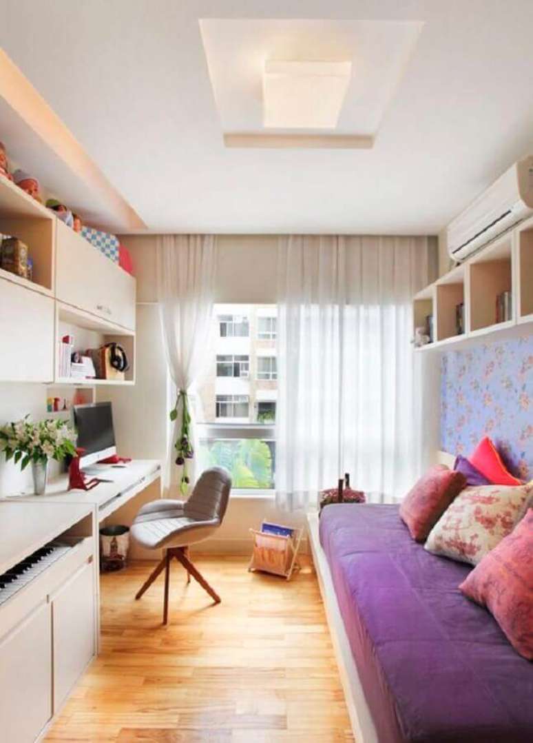 12. Almofadas coloridas para decorar quarto pequeno com escrivaninha – Foto: Reciclar e Decorar
