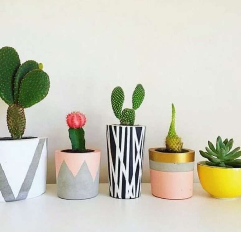 70- Aprenda como fazer vaso de cimento para alegrar a decoração do ambiente. Fonte: Pinterest