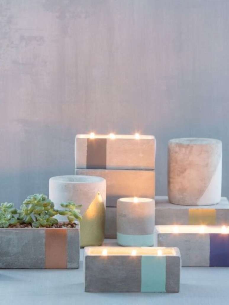 61- Aproveite a estrutura do vaso de cimento para incluir velas e deixe o ambiente iluminado. Fonte: Pinterest