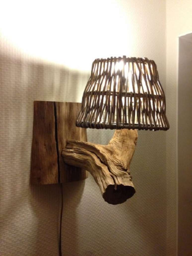 24. Arandela de madeira complementa com estilo a decora&ccedil;&atilde;o de casas e campo. Fonte: Pinterest