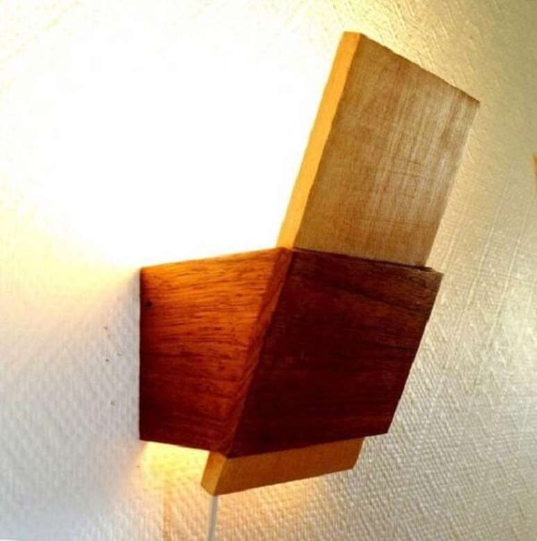 21. Arandela de madeira para parede feita em diferentes tons. Fonte: Pinterest