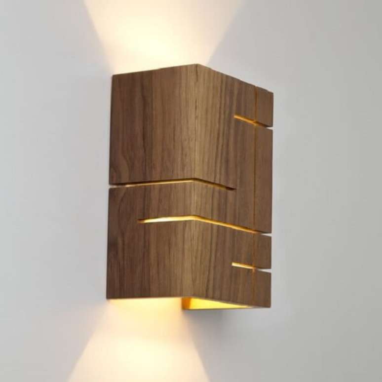 43. As ranhuras favorecem a sa&iacute;da da luz na arandela de madeira. Fonte: Pinterest