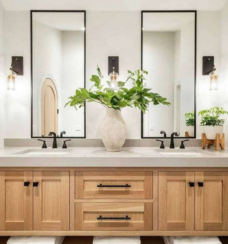 9. Banheiro sem janela decorado com armário de madeira e espelhos – via: Beauty Holo