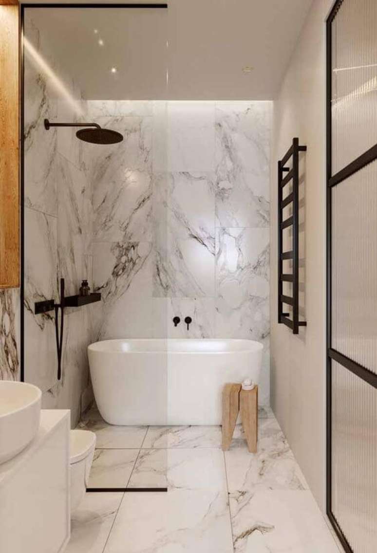 20. Banheiro sem janela com banheira branca- Via: Decor F&aacute;cil