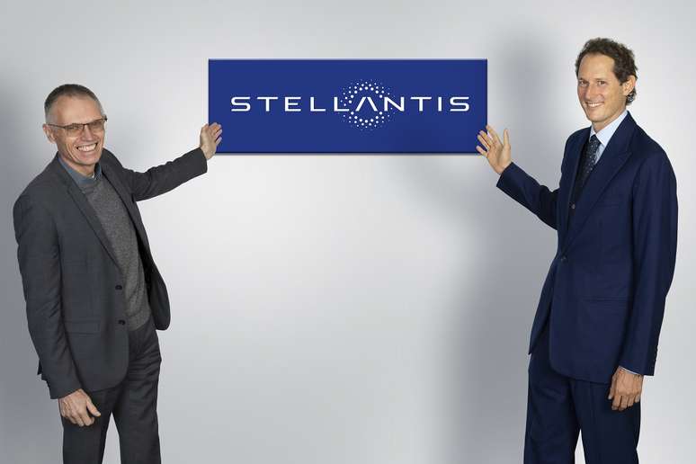 Carlos Tavares (esquerda) e John Elkann (Direita) celebram o início da Stellantis.
