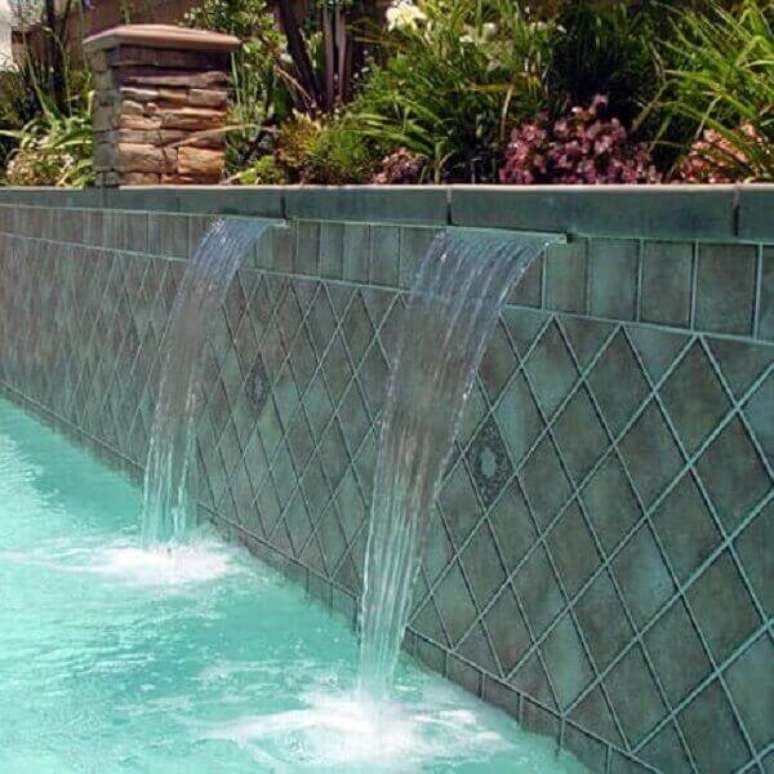 19- A cascata para piscina foi embutida nas jardineiras. Fonte: Pinterest